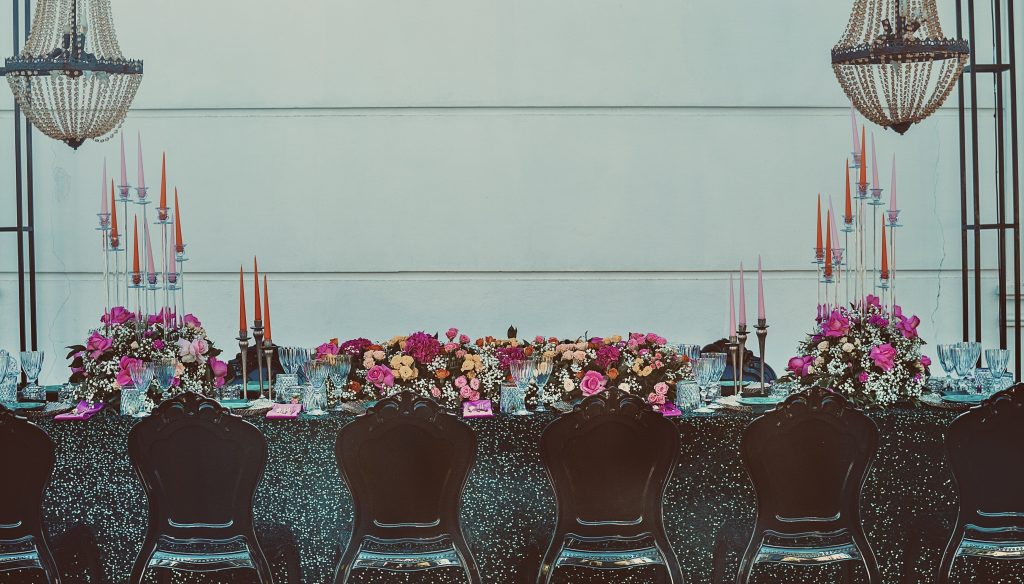 میزهای طراحی شده برای برگزاری مجالس توسط تشریفات عرفانی قزوین